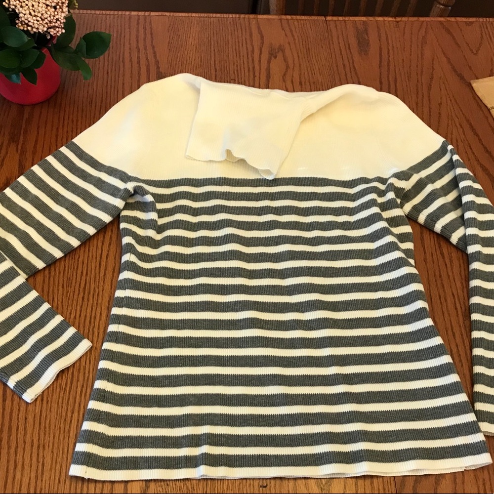 Women’s Orvis turtleneck. Size large.
